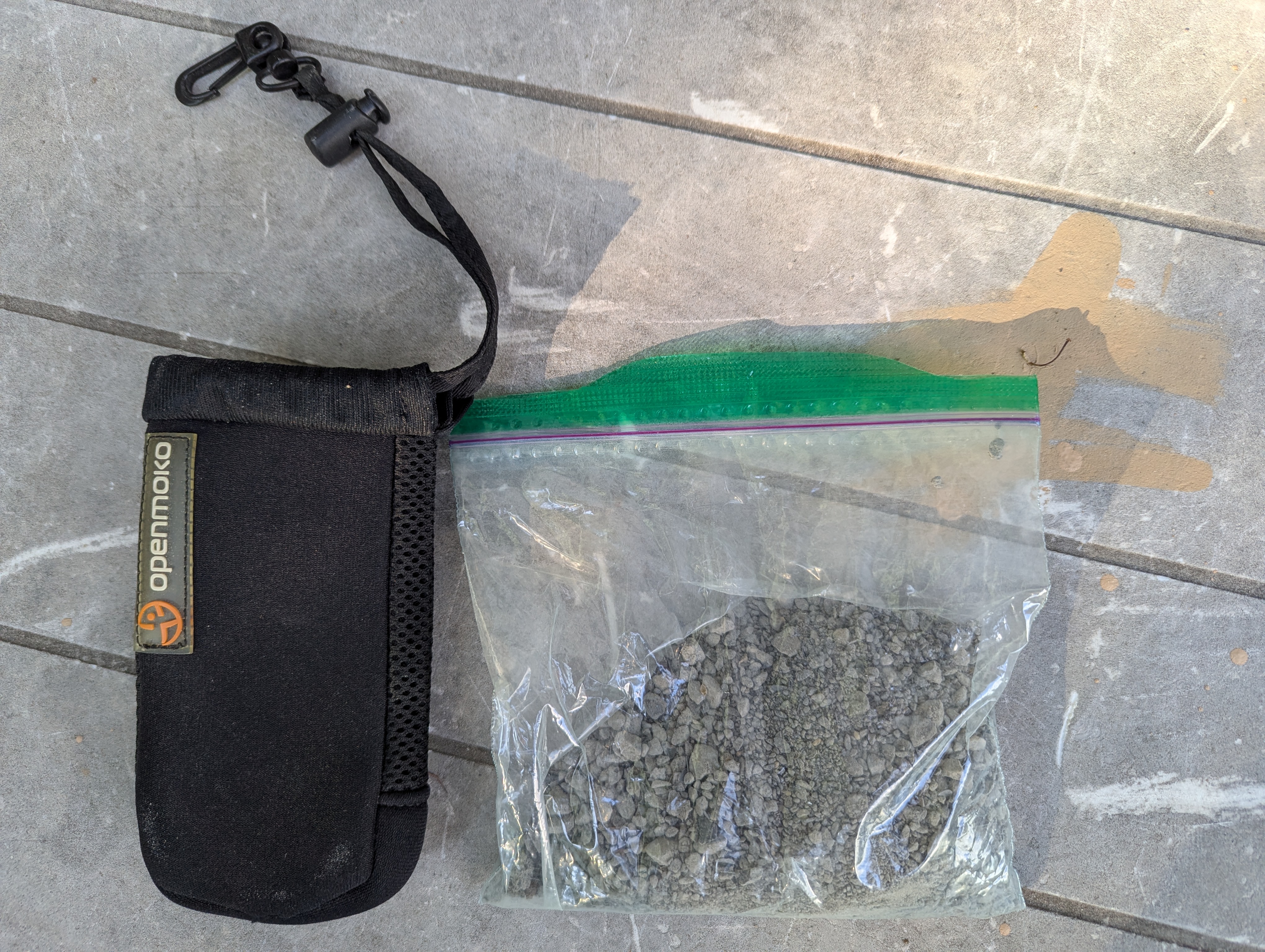 Pouch and ziplock of gravel